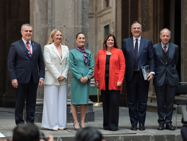 Claudia Sheinbaum, al centro, tras la cumbre Diálogo CEO México-Estados Unidos.