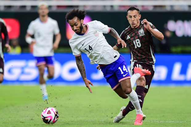 Andrés Guardado, de México, pelea el balón con Gianluca Busio, de Estados Unidos, en el Estadio AKRON.