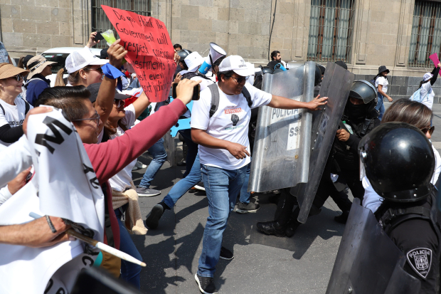 Los inconformes con la reforma al PJ forcejearon con elementos de la SSC, ayer.