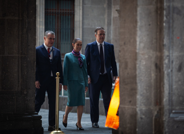 Francisco Cervantes, presidente del Consejo Coordinador Empresarial, y el canciller Marcelo Ebrard, flanquean a la Presidenta Claudia Sheinbaum, al terminar la reunión, ayer.