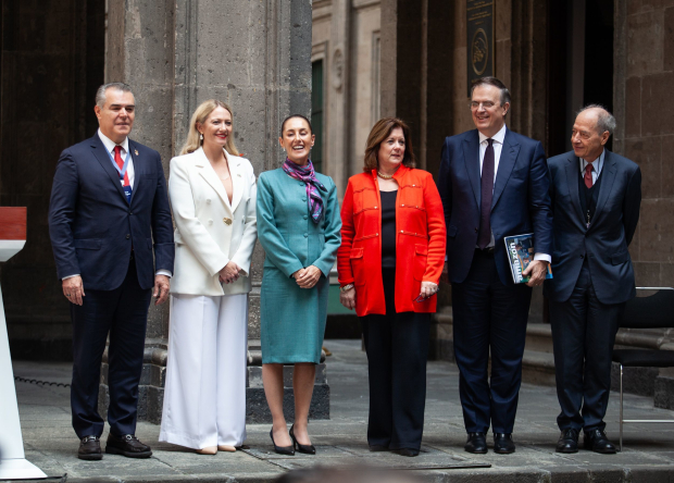 La Presidenta Claudia Sheinbaum Pardo en reunión con Marcelo Ebrard Casaubón, y los empresarios Francisco Alberto Cervantes, Guillermo Vogel, Sarah Bairstow y Suzanne Clark, ayer.