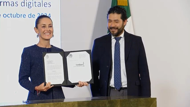 La Presidenta Claudia Sheinbaum con el secretario de Trabajo y Previsión Social.