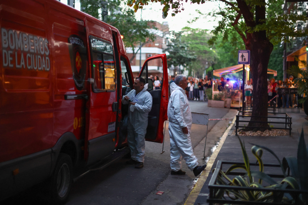 La ambulancia que trasladó el cuerpo del intérprete.