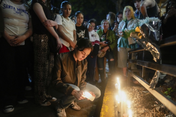 Fans montaron un altar afuera del lugar donde ocurrió el incidente.