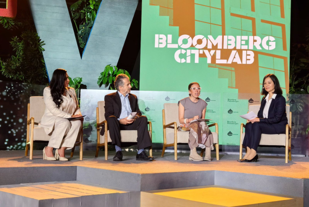 Julia Álvarez (centro), ayer en el Bloomberg CityLab.