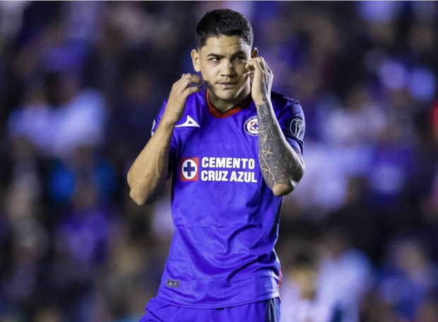 Gabriel 'Toro' Fernández en su primer partido con Cruz Azul