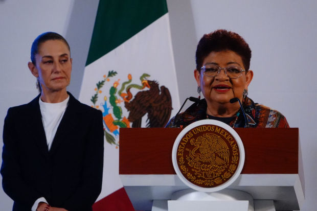 Ernestina Godoy (der.) en la conferencia matutina de Claudia Sheinbaum.