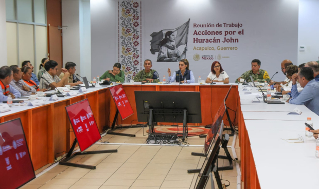 Evelyn Salgado pide redoblar esfuerzos en la limpieza de Acapulco tras daños ocasionados por el huracán John.