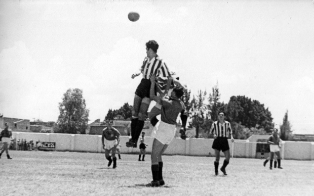 El equipo Monterrey en 1952 con el nuevo uniforme con rayas azules y blancas