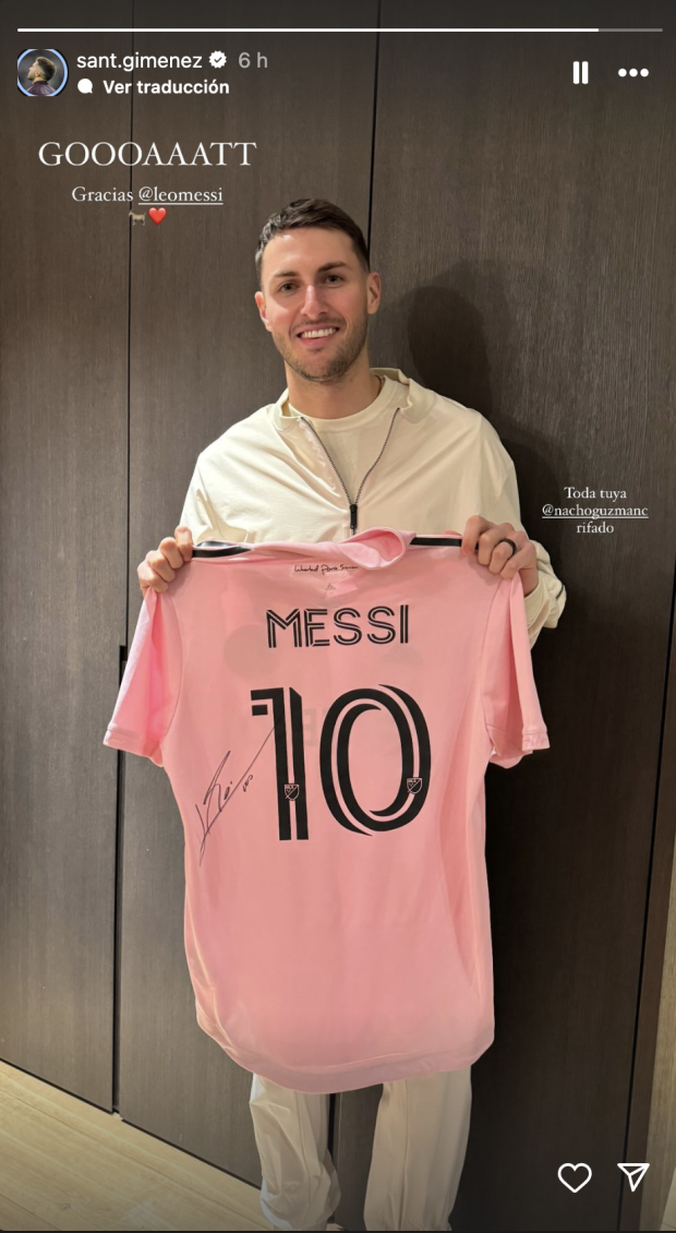 Santiago Giménez presumió la playera autografiada que le regaló Lionel Messi.