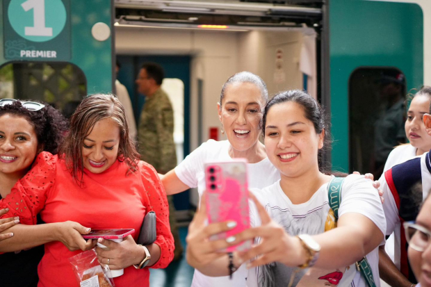 La Presidenta Claudia Sheinbaum aprovechó para tomarse fotografías con usuarios del Tren Maya.