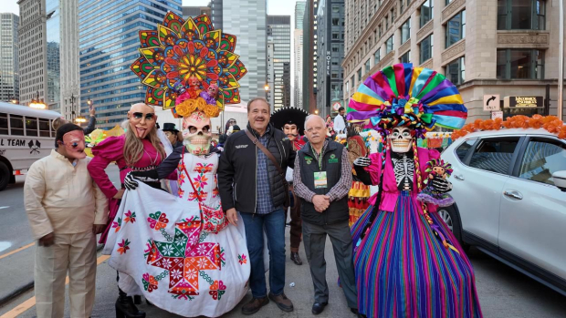 El desfile en Chicago vibró con la presencia del Xantolo, una muestra de la riqueza cultural de la Huasteca potosina.