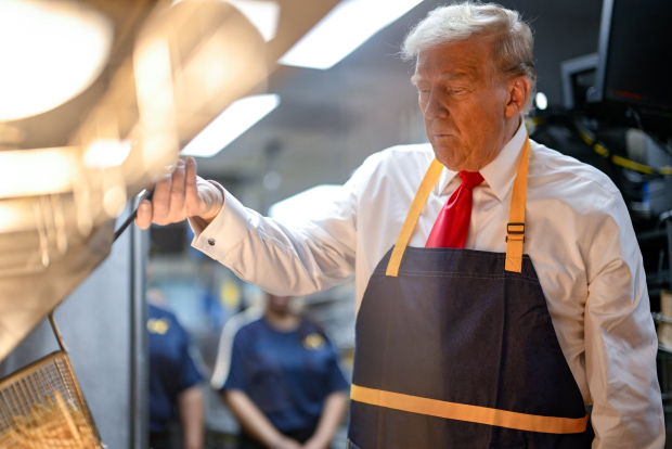 Empleados del restaurante lo instruyeron para freír papas