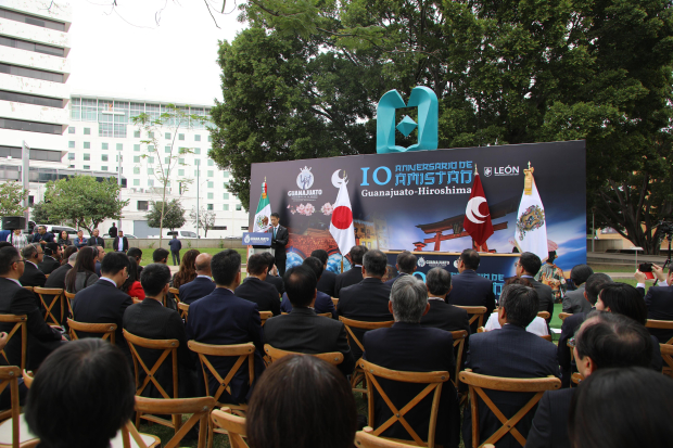 La Gobernadora de Guanajuato, Libia Dennise Muñoz Ledo, y el Gobernador de Hiroshima, Hidehiko Yuzaki, firman la Declaración de Adhesión de Amistad.