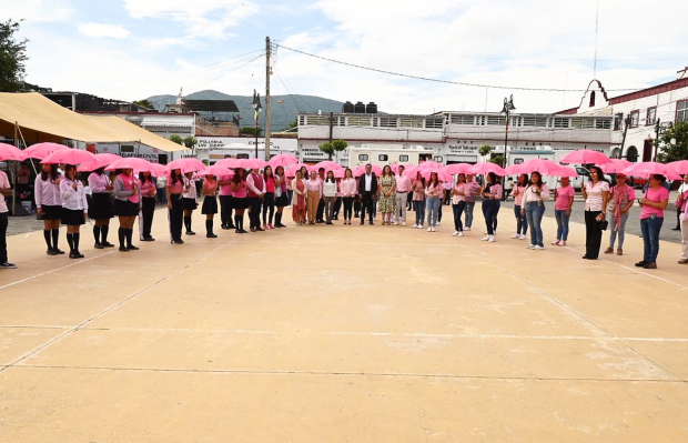 La gobernadora llama a las mujeres morelenses a realizarse exámenes preventivos para combatir el cáncer de mama.