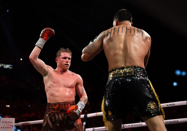 El boxeador mexicano "Canelo" Álvarez en su pelea ante Edgar Berlanga