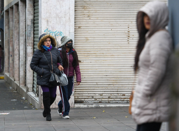 Bajas temperaturas, lluvia y fuertes vientos se registran en el Valle de Toluca, la ciudadanía sale a realizar sus actividades bien abrigados y con paraguas. 