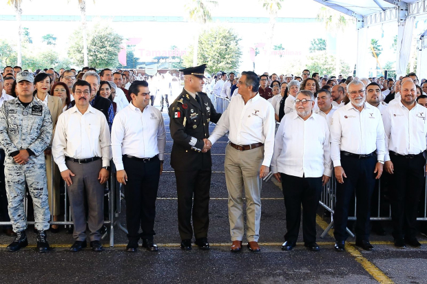 Funcionarios acompañan al gobernador Américo Villarreal en la ceremonia de rehabilitación de la escultura monumental.