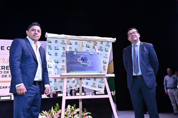 En el Teatro de la Paz, Ricardo Gallardo develó la placa conmemorativa, que será colocada en las oficinas principales del Cobach.