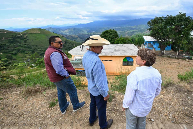 La gobernadora del Estado de México, Delfina Gómez Álvarez, visitó la comunidad El Nuevo Mamey San Lucas.