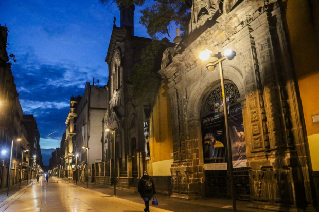 Calle Madero del Centro Histórico de la Capital. Poca gente transita a primeras horas, después de un día con clima variado.