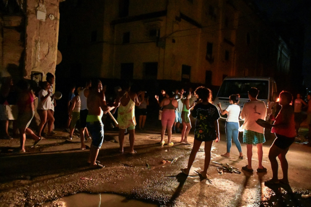 Habitantes de La Habana protestan por la falta de luz en la isla, el pasado lunes.