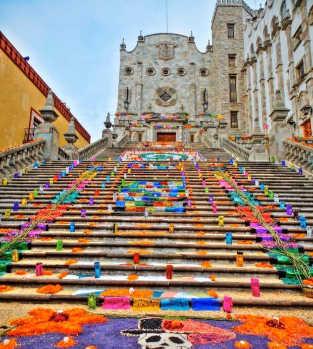 Las escalinatas del edificio de la Universidad se llenan de color.