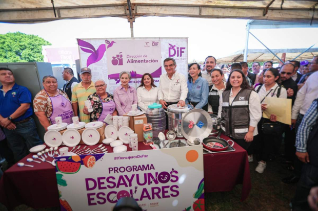 En esta brigada se aprovechó la ocasión para hacer entrega de equipamiento para las escuelas y comedores.