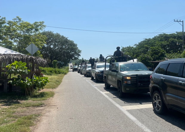 Elementos de la Sedena realizan patrullajes en Tecpan de Galena, Guerrero, ayer.