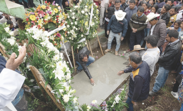 Pobladores de Chiapas le dan el último adiós al padre Marcelo Pérez, quien fue asesinado el pasado 20 de octubre.