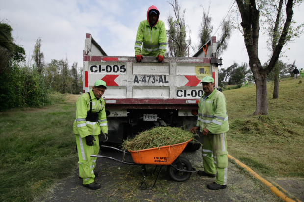 Se realiza mantenimiento del Parque Tezozómoc, ubicado en la alcaldía Azcapotzalco.