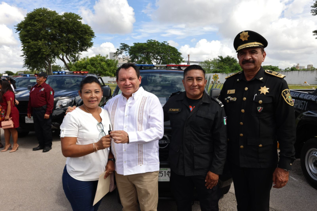 El gobernador Joaquín Díaz Mena durante la entrega de unidades para fortalecer la seguridad en Yucatán.