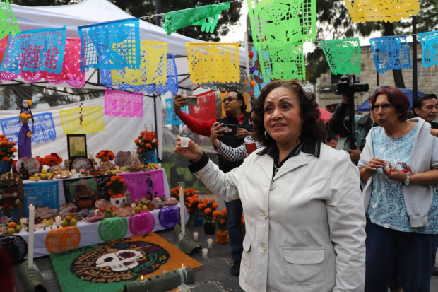 Productores y floricultores ofrecen diversos artículos este fin de semana con motivo del Día de Muertos.