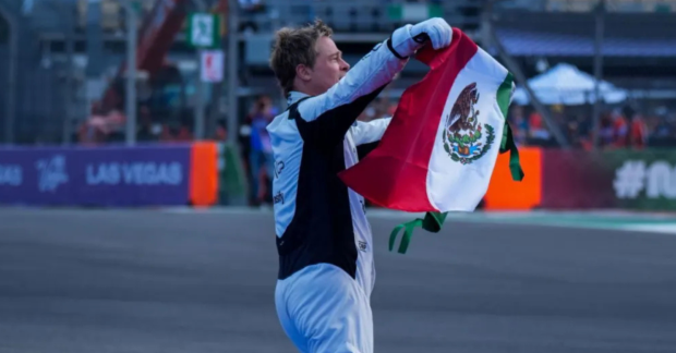 Brad Pitt ondea la bandera de México en el Gran Premio de la Ciudad de México