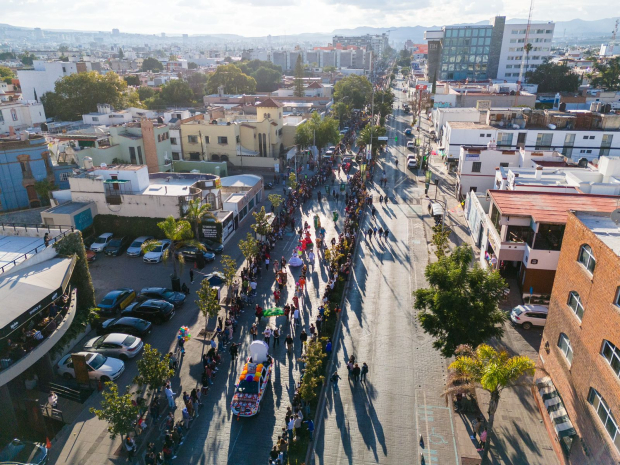 Vista desde las alturas del monumental desfile de "Xantolo en tu Ciudad".