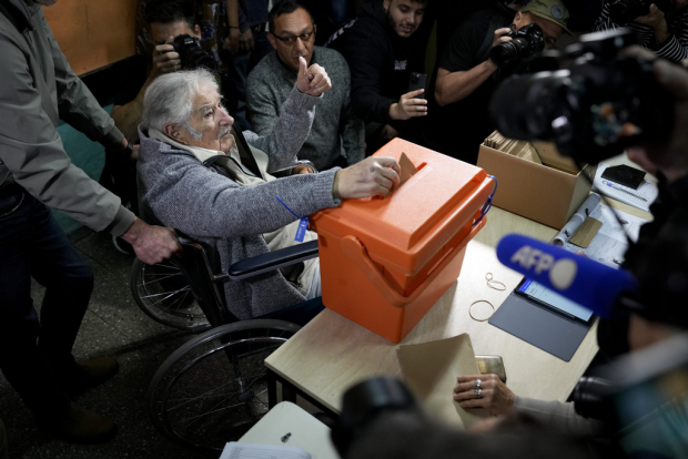 Expresidente uruguayo Pepe Mujica vota en comicios de su país.