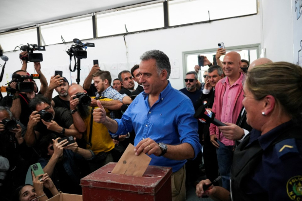 El candidato presidencial Yamandu Orsi vota en los comicios federales uruguayos.