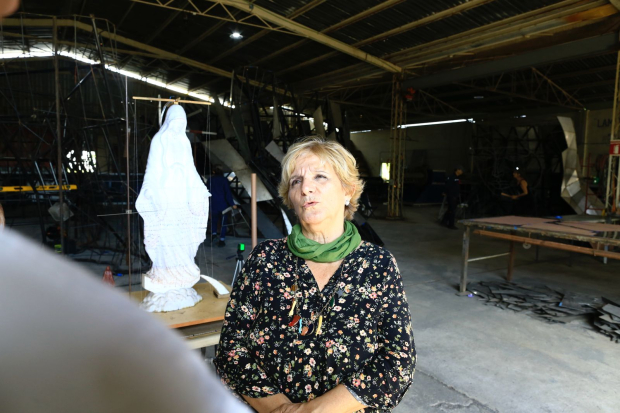 Elizabeth Pesquera, escultora encargada de la virgen monumental que será colocada en El Chorrito.