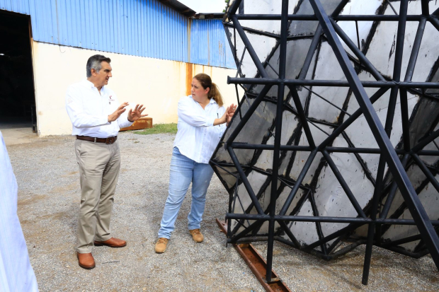 El gobernador Américo Villarreal visitó el taller para conocer a detalle la obra.