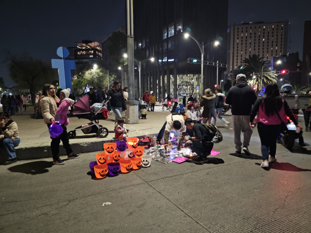 Comerciantes aprovecharon el evento para vender artículos alusivos a Halloween y Día de Muertos,