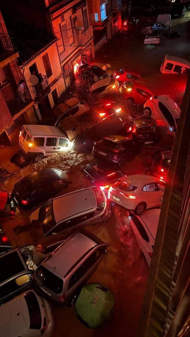 Carros arrastrados por las inundaciones en Valencia