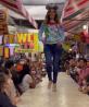 Raquel Bigorra promociona la moda nacional con desfile de modas en mercado de Chiconcuac