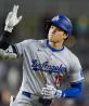 El japonés Shohei Ohtani, de Los Ángeles Dodgers, festeja tras conectar un jonrón en el encuentro ante Washington, el martes 23 de abril de 2024