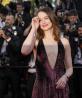 Cannes 2024: Emma Stone enamora con su baile al presentar 'Kinds of Kindness' (VIDEO)