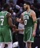 Jayson Tatum (0) felicita a Jaylen Brown (7), de los Boston Celtics, luego de la victoria sobre los Cleveland Cavaliers en el Juego 4 de la serie de segunda ronda en los playoffs de la NBA