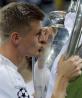 Toni Kroos celebra con la Champions League. El mediocampista del Real Madri anuncia su retiro