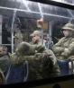 Militares ucranianos sentados en un autobús tras salir de la planta siderúrgica de Azovstal, en Mariupol, el viernes 20 de mayo de 2022