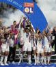 Futbolistas del Lyon festejan con el trofeo que las acreditas como monarcas de la Champions League Femenil.