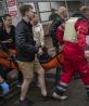 Voluntarios ayudan a transportar a un herido tras un ataque en Járkov, ayer.