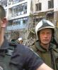 Socorristas impiden el paso a un edificio residencial bombardeado, en Kiev, ayer.